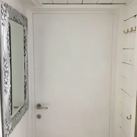 Check-inn - Adults Only *